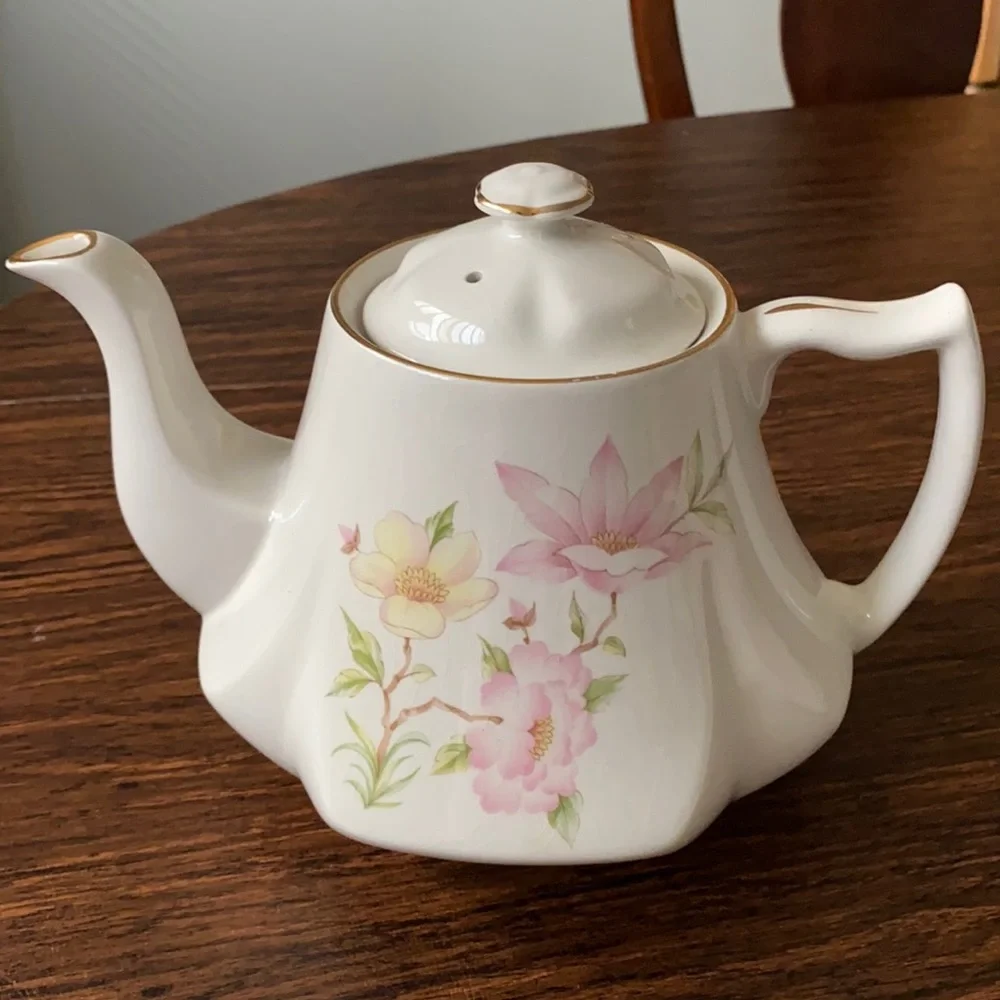 Teapot - Picture 1 of 4